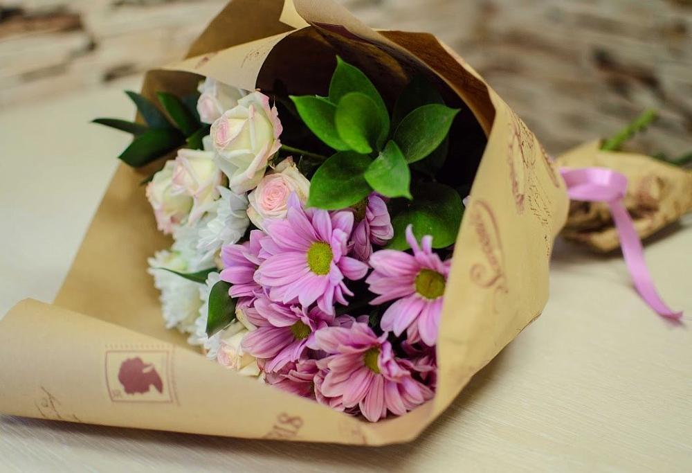 Букет цветов из: Розы и Хризантемы в Хвойной