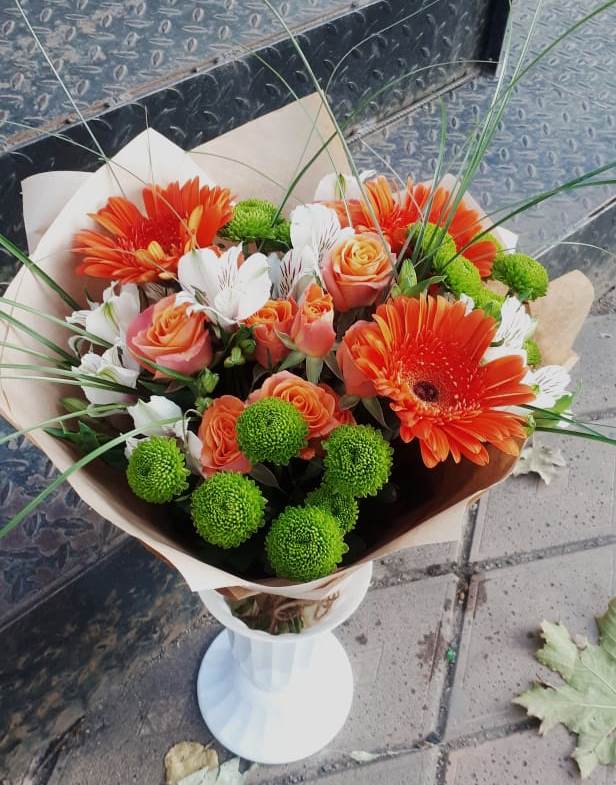 Букет цветов из: Герберы, Хризантемы, Альстромерии и Розы в Хвойной