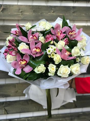 Букет цветов из: Розы и Хризантемы в Хвойной