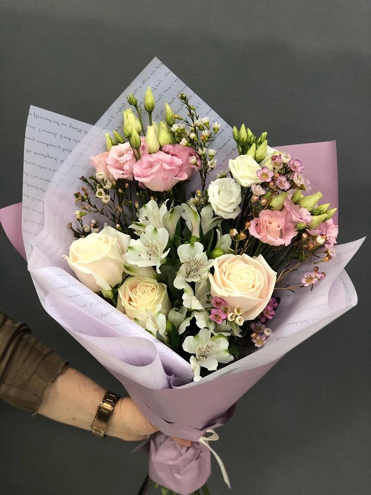 Букет цветов из: Альстромерии, Розы и Лизиантусы в Хвойной