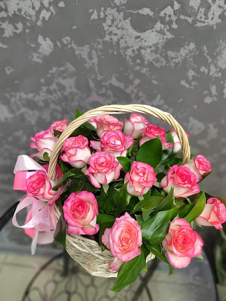 Цветочная композиция из Розы в корзине в Хвойной