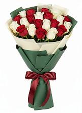 Букет Микс из красных и белых роз в Хвойной