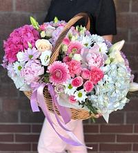 Композиция солнечный день в Хвойной Цветочная композиция из Розы, Хризантемы, Пионы и Лизиантусы в корзине в Хвойной