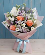 Букет цветов из:  Лизиантусы, Розы, Альстромерии и Гипсофила #REPLACE_PRED# Хвойной