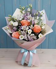 Букет цветов из:  Лизиантусы, Розы, Альстромерии и Гипсофила в Хвойной