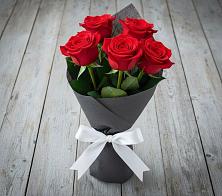Букет 5 Красных роз Эдлесс Лав в Хвойной