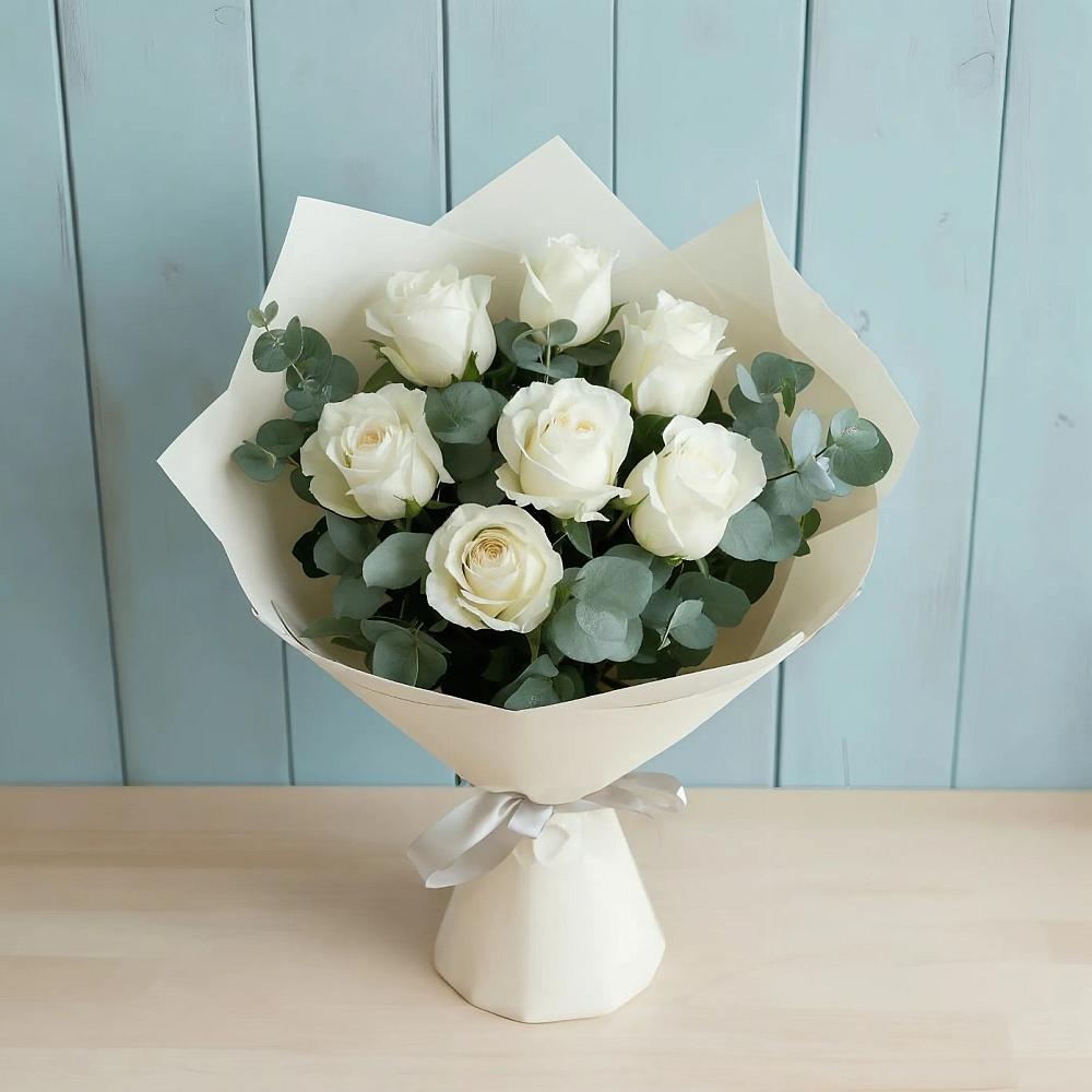 Букет Белые розы в Эвкалипте в Хвойной