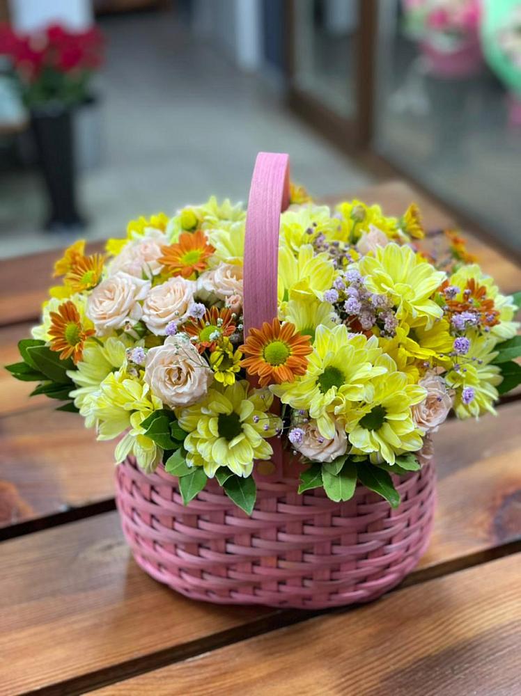 Цветочная композиция из Хризантемы и Розы в корзине в Хвойной