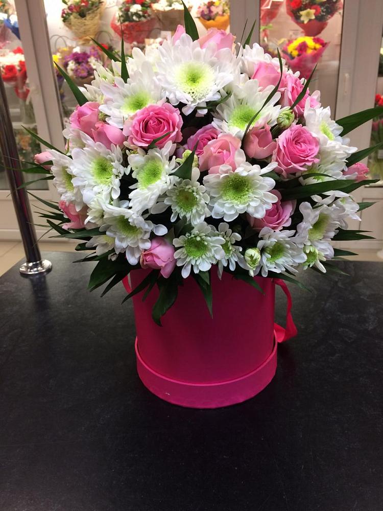 Цветочная композиция из Розы и Хризантемы в шляпной коробке в Хвойной