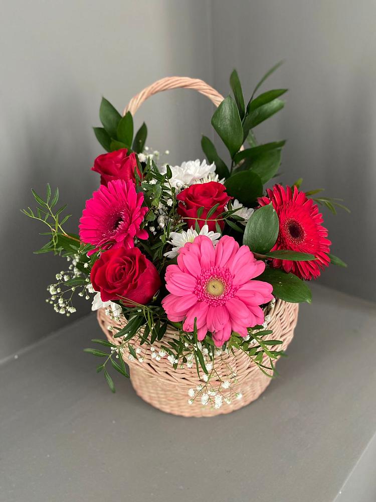 Цветочная композиция из Розы, Хризантемы и Герберы в корзине в Хвойной