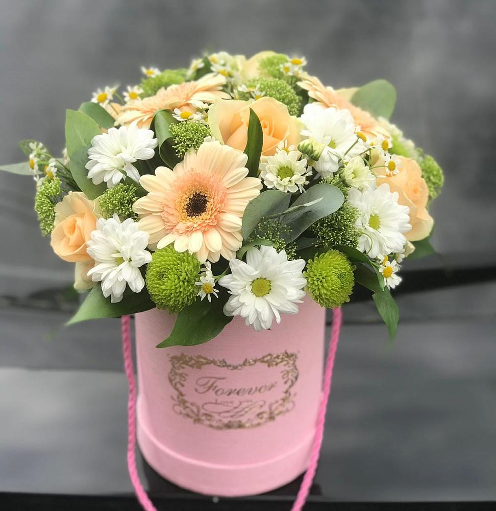 Цветочная композиция из Розы, Герберы и Хризантемы в шляпной коробке в Хвойной