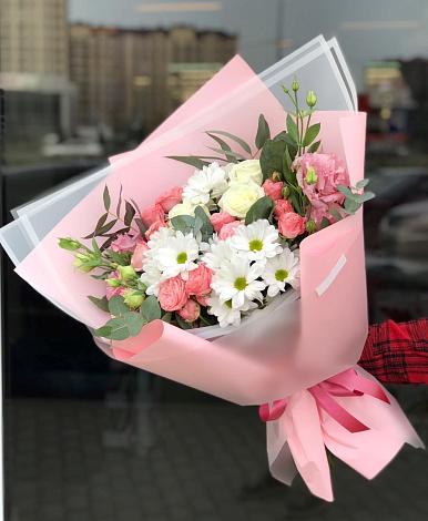 Букет цветов из: Розы, Лизиантусы и Хризантемы в Хвойной