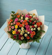 Букет Микс из разноцветных кустовых роз в Хвойной